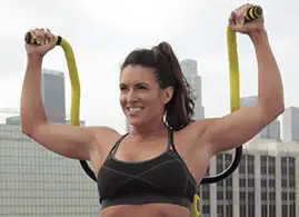 Woman holding the Abdoer 360 handles above her head