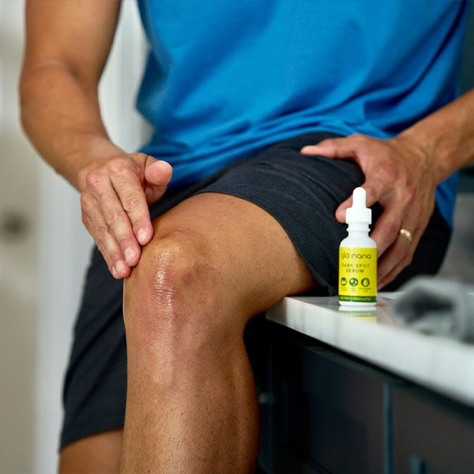 man applying glo nana to knee