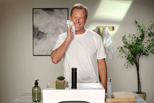 man applying sir tan