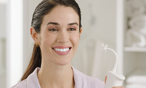 Ni&ntilde;a mostrando su sonrisa en el espejo